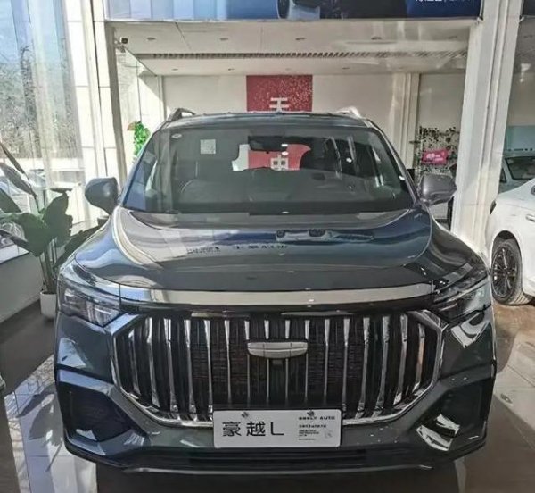 辉煌优配 10万SUV动力218马力，吉利豪越L空间超大，真能打败合资车？